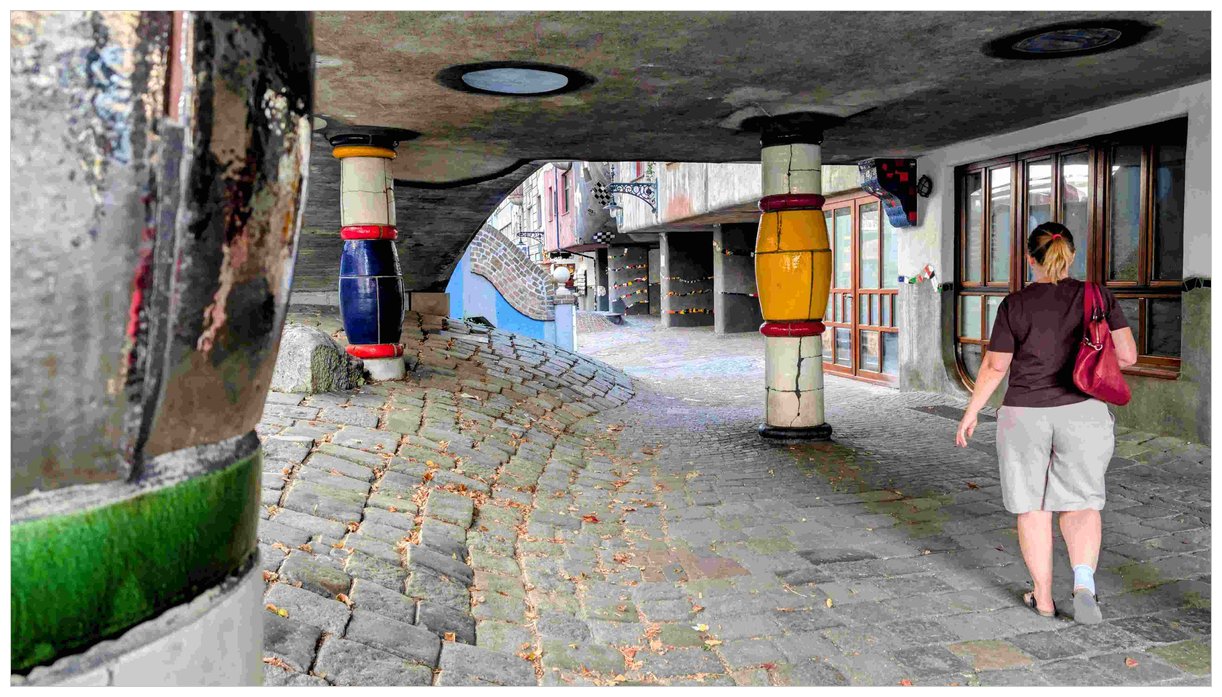 De farverige bærende søjler ved Hundertwasserhaus